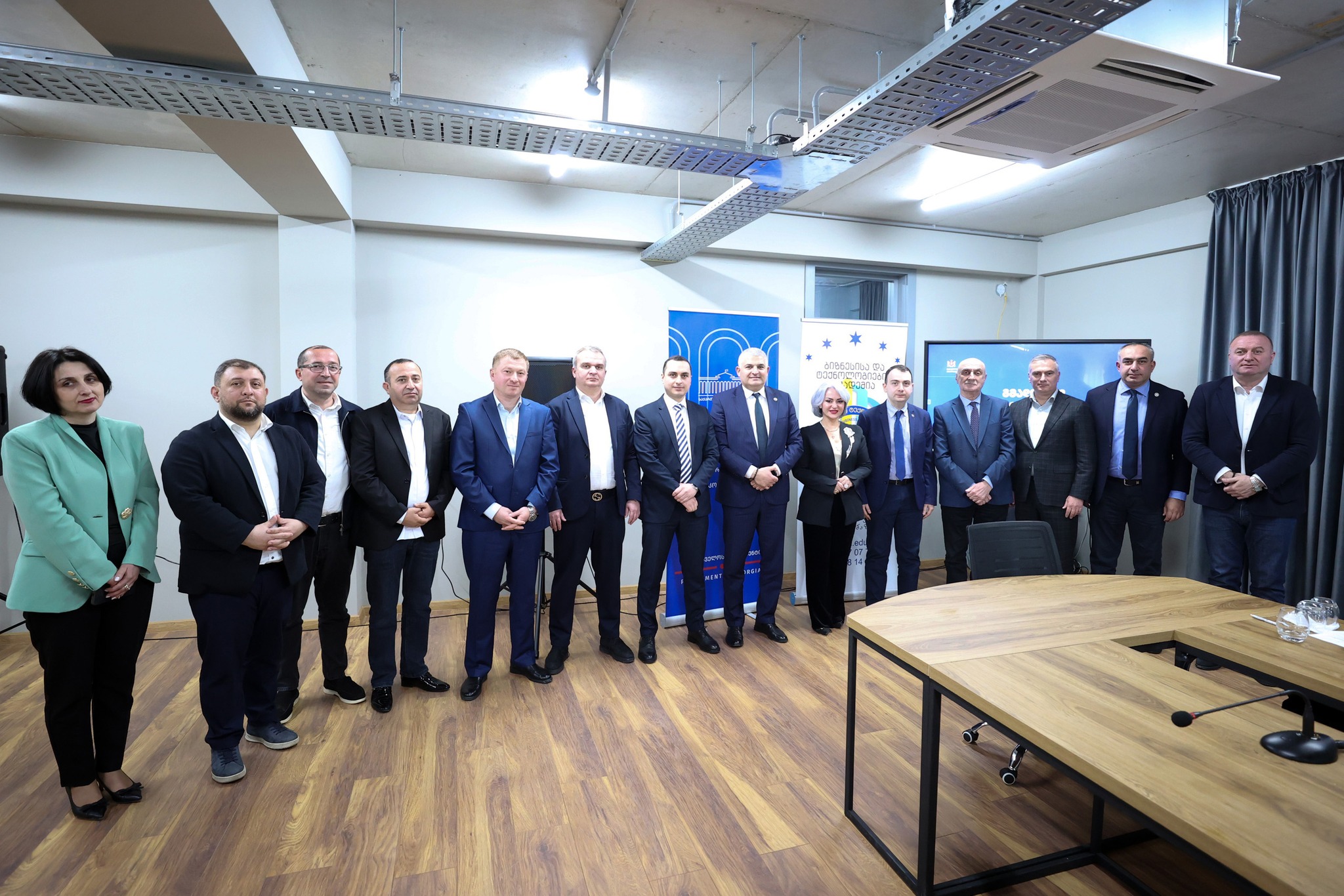 საქართველოს პარლამენტის განათლების, მეცნიერებისა და ახალგაზრდულ საქმეთა კომიტეტის წევრების  გასვლითი კომიტეტის სხდომა BTA- საჩხერის განყოფილებაში
